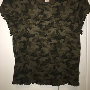 camouflage cropped tee with ribbed edges
